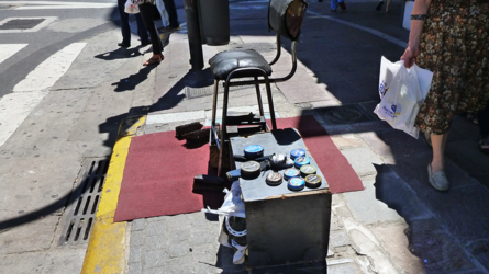 Überall in der Stadt präsent: die mobilen Schuhputzer...